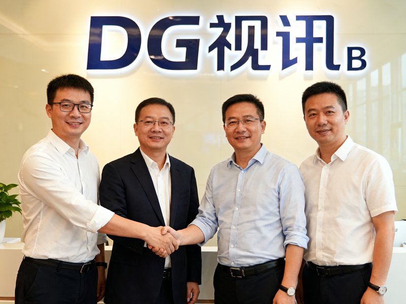 DG视讯B轮融资签约仪式现场，创始团队与投资方代表握手合影，背景为DG视讯品牌标识。